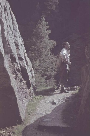 Mittenwald. Wanderer auf einem Gebirgspfad