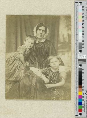 Adeline von Liliencron mit ihren Kindern Emma und Friedrich