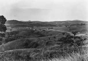 Blick auf eine Fazenda : Eine Fazenda in der Bildmitte. Im Hintergrund und rechts Plantagen.