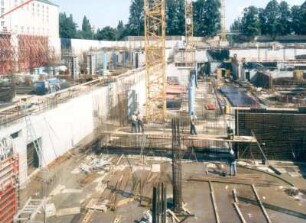 Baustelle Sächsische Landesbibliothek - Staats- und Universitätsbibliothek Dresden, Zentralbibliothek. Rohbau, Westseite während der Montage von Bewehrungen : Dresden-Räcknitz, Zellescher Weg 18. Baustelle Sächsische Landesbibliothek - Staats- und Universitätsbibliothek Dresden, Zentralbibliothek. Rohbau, Westseite während der Montage von Bewehrungen
