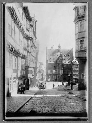 Am Rathaus zu Marburg : Marburg an der Lahn. Markt mit Sankt-Georgs-Brunnen. Blick aus der Mainzer Gasse nach Südosten zum Rathaus