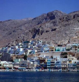 Kalymnos. Pothia, Fischerwohnhäuser am steilen Nordrand der Südbucht
