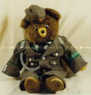 Teddy in Uniform der NVA (Ausgangs- und Paradeuniform für einen Gefreiten der Grenztruppen der DDR)