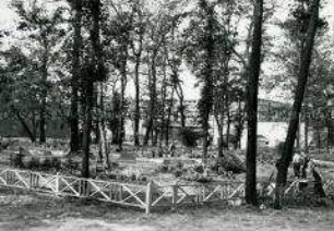 Provisorischer Soldatenfriedhof am Zoo-Flakbunker