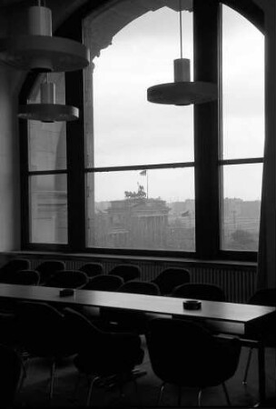 Berlin: Reichstagsgebäude; vom Sitzungszimmer auf Brandenburger Tor