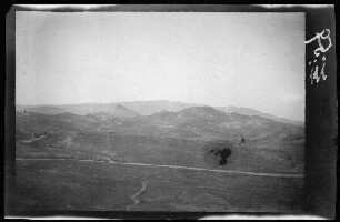 Bogh en Zein (=Buguen-Zein, Marokko): Gebirgiges Land ("Schlachtfeld vom 30.9.1909") hinter einem weiten Flusstal (Blick von einem hochgelegenen Lager)