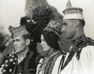 Maramures, Rumänien. Oaser Land. Brautpaar und Hochzeitsbitter mit Schellenbaum in Festtracht