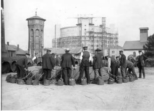 Eine Fahrt im Luftballon : Dresden-Reick. Eine Fahrt im Luftballon. Beginn der Füllung. Blick gegen Gasometer
