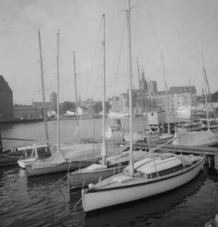 Stralsund. Hafen, im Vordergrund Segelschiffe, im Hintergrund Stadtpanorama mit Nikolaikirche und Jakobikirche