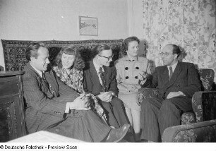 Gruppenporträt mit Renate und Roger Rössing und Freunden