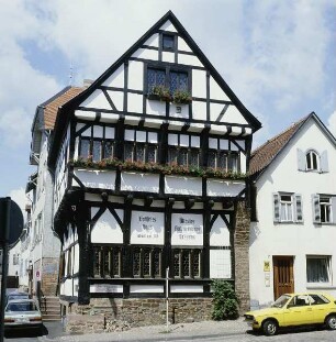 Gelnhausen. Altes Fachwerkhaus in der Altstadt. Ansicht der Giebelseite