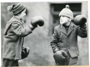 Zwei Jungen beim Boxkampf, voller Emotionen