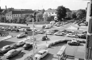 Verkehrsreiche Kreuzung Kriegsstraße und Reinhold-Frank-Straße