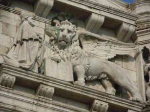 Venedig - Doge und Markuslöwe : Der geflügelte Markuslöwe steht mit der Figur eines Dogen über einem Eingang am Dogenpalast.- Aufgenommen am 3. Juli 2010 in Venedig