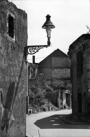 Freiburg i. Br.: Ruine, Gasse mit Laterne