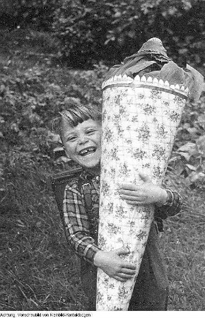 Radeburg, Berbisdorf, Hauptstraße 26. Berbisdorfer Schule (POS Berbisdorf), u.a. Einschulung, Zuckertüte, Zuckertütenbaum, 1952