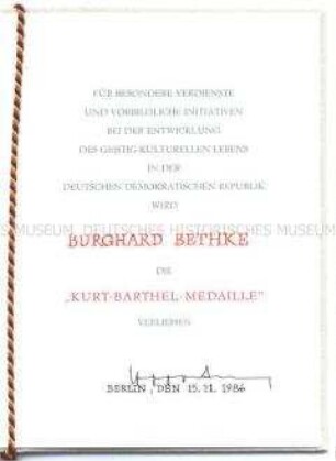 Verleihungsurkunde zur Kurt-Barthel-Medaille für besondere Verdienste bei der Entwicklung des geistig-kulturellen Lebens in der DDR