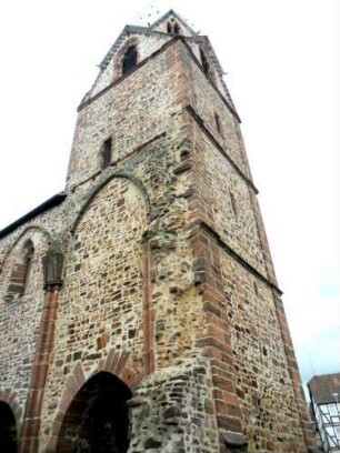 Totenkirche (Romanische Gründung)-Südturm von Nordwesten mit Maueransatz (Verbindungsmauer weitgehend abgetragen) sowie Langhaussüdwand im Ansatz