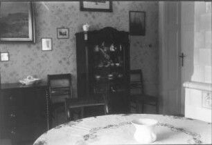 Wohnhaus : Meißen. Wohnhaus, Stadtparkhöhe 6. Speisezimmer mit Anrichte und Vitrinenschrank