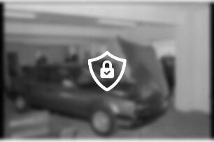 Autohaus Riegel: Vorburgstraße: Neueröffnung der Ausstellungs- und Geschäftsräume: [Name maskiert] bei Sitzprobe in Neuwagen, im Beisein von Inhaber Horst-Herbert Riegel, Funktionsträger der Volksbank Trittau [Name maskiert] Besucher bei Besichtigung