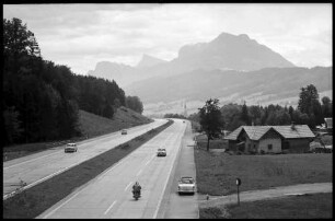 Mondsee: Autobahn Salzburg-Mondsee, mit Blick auf Schafberg