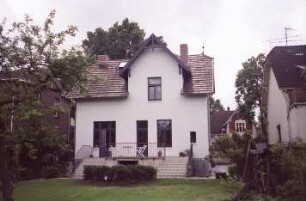 Bismarckallee 23: Stadtvilla: Gartenfront mit Zwerchgiebel, Terrasse und Freitreppe