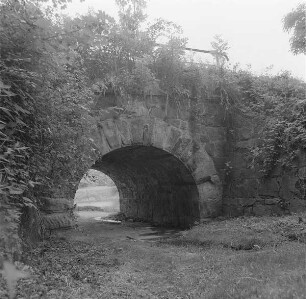 Nerchau-Schmorditz (Muldentalkreis). Bahnunterführung, Am Thielbach 2.H.19.Jh. Blick in Richtung Mulde