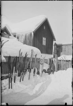 Kalkofen (Stárkov-Vápenka / Tschechien). Gasthof. Ansicht mit abgestellten Langlaufski
