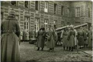 Wilhelm II. mit Offizieren und Kanonen (an der Front?)