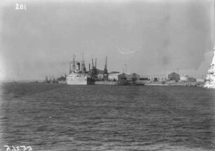 Die Usambara : Blick auf das im Hafen von Kapstadt stehende Dampfschiff Usambara