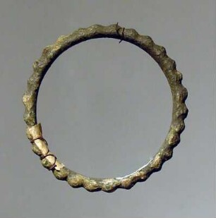 Ring, mit Buckeln verziert