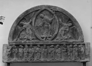 Tympanon und Türsturz vom Ostportal: Himmelfahrt Christi und Maria mit den 12 Aposteln