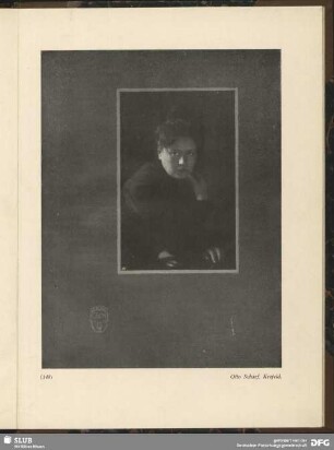 [Frau in schwarzer Robe mit nachdenklichem Blick]