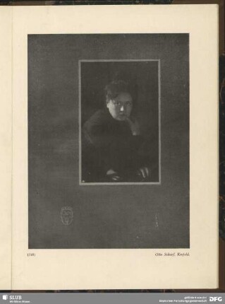 [Frau in schwarzer Robe mit nachdenklichem Blick]