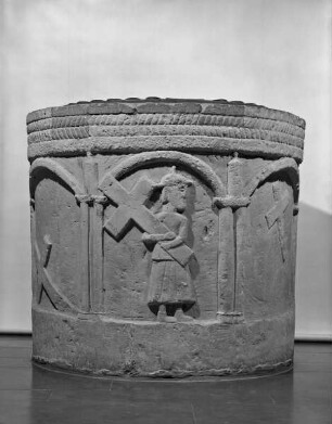 Romanischer Taufstein mit Szenen der Auffindung des wahren Kreuzes durch Helena