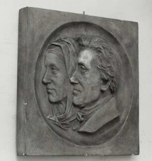 Porträtmedaillon mit Doppelbidnis der Eltern des Künstlers für deren Grabmal auf dem Pulsnitzer Friedhof