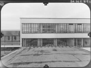 Dessau (Dessau-Roßlau), Gropiusallee 38. Bauhaus (1925-1926; W. Gropius). Brückenbau. Teilansicht von Nordost