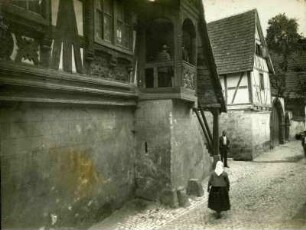 Straßenbild mit Rathaustreppe,
