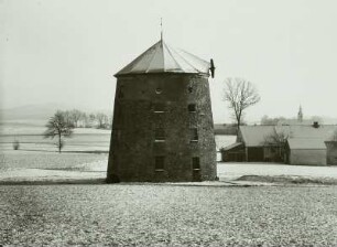 Gehrsdorf-Möhrsdorf, Holländerturmwindmühle. Blick nach Südosten zur Kirche