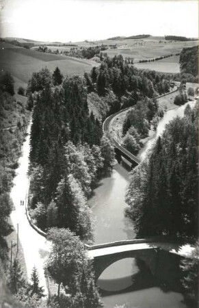 Westerzgebirge. Zschopautal. Blick von der "Brückenklippe" talauf über Straßen- und Eisenbahnbrücke nach Süden zum Schafberg