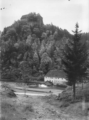 Burg Pottenstein : Pottenstein. Burgberg und Burg Pottenstein. Blick über das Püttlachtal mit Mühle von Nordwesten