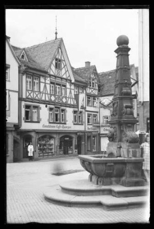 Brückengasse 3 im Vordergrund Brunnen Ecke Brückengasse/Lindenstraße