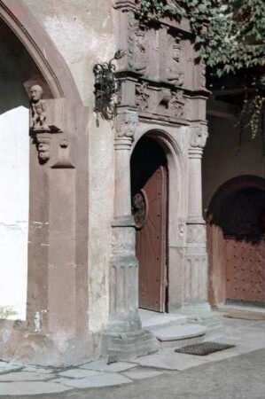 Portal mit Doppelbildnis