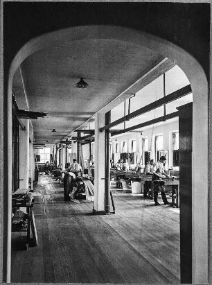 Tischlerei der Deutschen Werkstätten in Hellerau : Dresden-Hellerau, Moritzburger Weg, Blick in die Tischlerei der Deutschen Werkstätten, 1910
