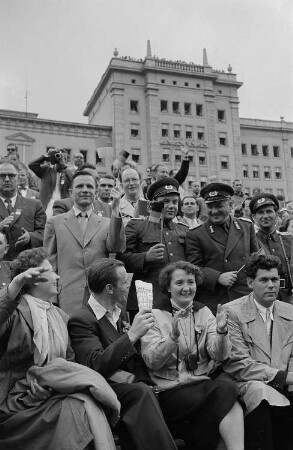 Das Publikum bei einer Parade anlässlich des II. Deutschen Turn- und Sportfestes, darunter Offiziere. Im Hintergrund die Ringbauten