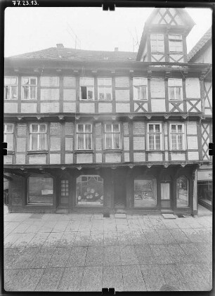 Quedlinburg, Steinbrücke 1/2. Wohnhaus mit Läden (um 1660). Straßenfront