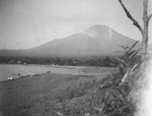 Fuji-san : Fuji-san vom Ufer des Yamanaka-Sees. Ansicht mit Booten
