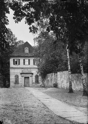 Königlicher Weinberg, Presshaus, Giebelseite mit Kinderfries mit Szenen zum Weinbau von Franz Pettrich, Ansicht von Süden
