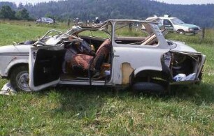 Totalschaden eines Trabant nach Unfall : Wenn ein Auto vom Typ Trabant in einen Unfall verwickelt wird, zersplittert die Duroplast-Karosserie. Aufgenommen ca. 1990 in der DDR