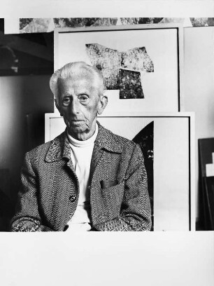 Der Maler Herman Glöckner in seinem Atelier